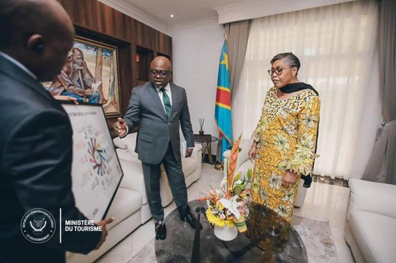 SEM Monsieur Le Ministre Didier M&#039;pambia présente à la première ministre le projet &quot;Villages Touristiques&quot;